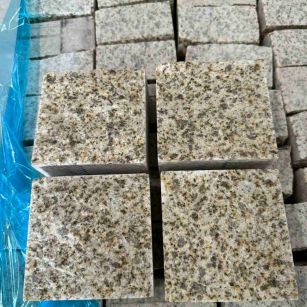 海南 黄金麻花岗岩自然面小方块，弹石，马蹄石等