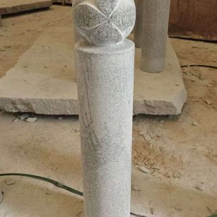 海南 芝麻白花岗岩石材挡车石柱、停车柱、圆柱挡车柱、方柱挡车柱等