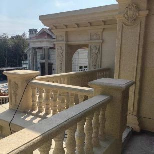 海南 黄金麻别墅外墙干挂雕花配合阳台栏杆花瓶柱