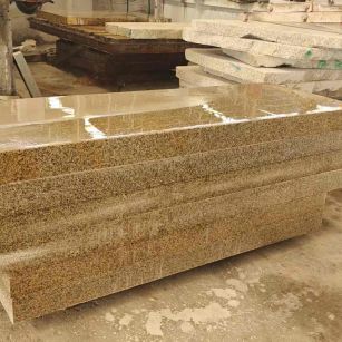 海南 黄金麻栏杆料半成品加工中