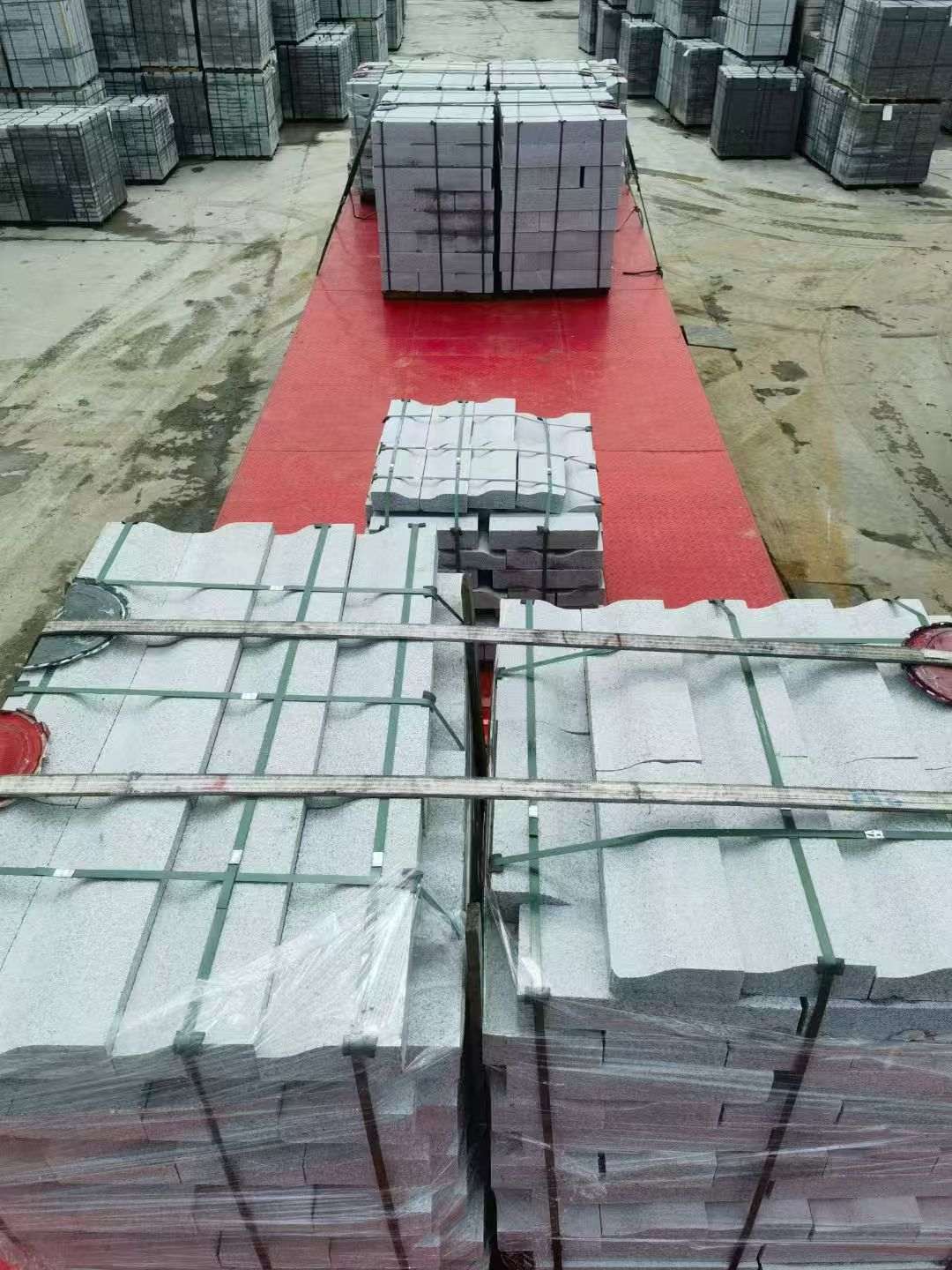 海南 芝麻白仿形加直形路沿石出货日常