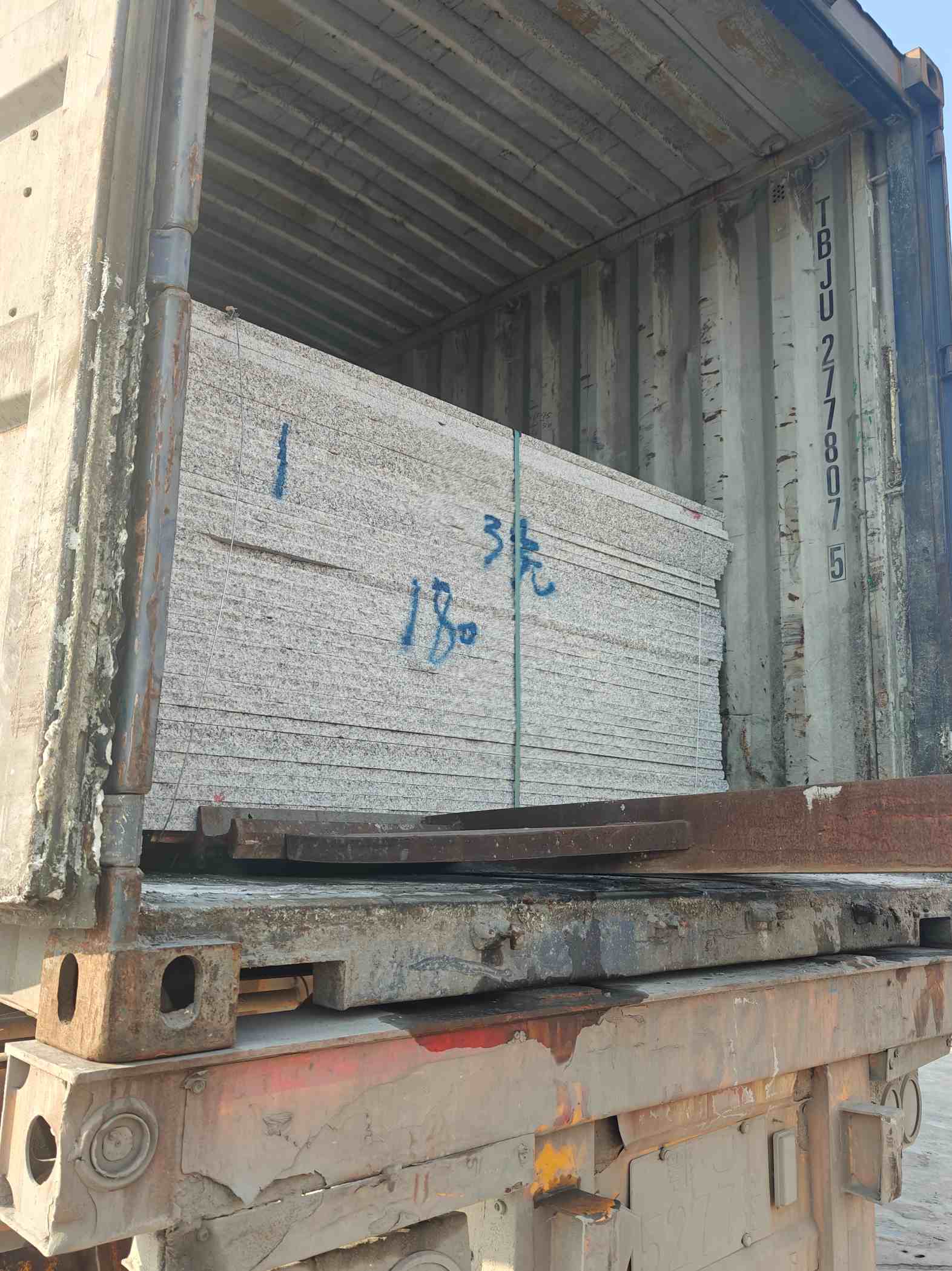 海南 芝麻白花岗岩石材3.0公分光面毛板装柜出货