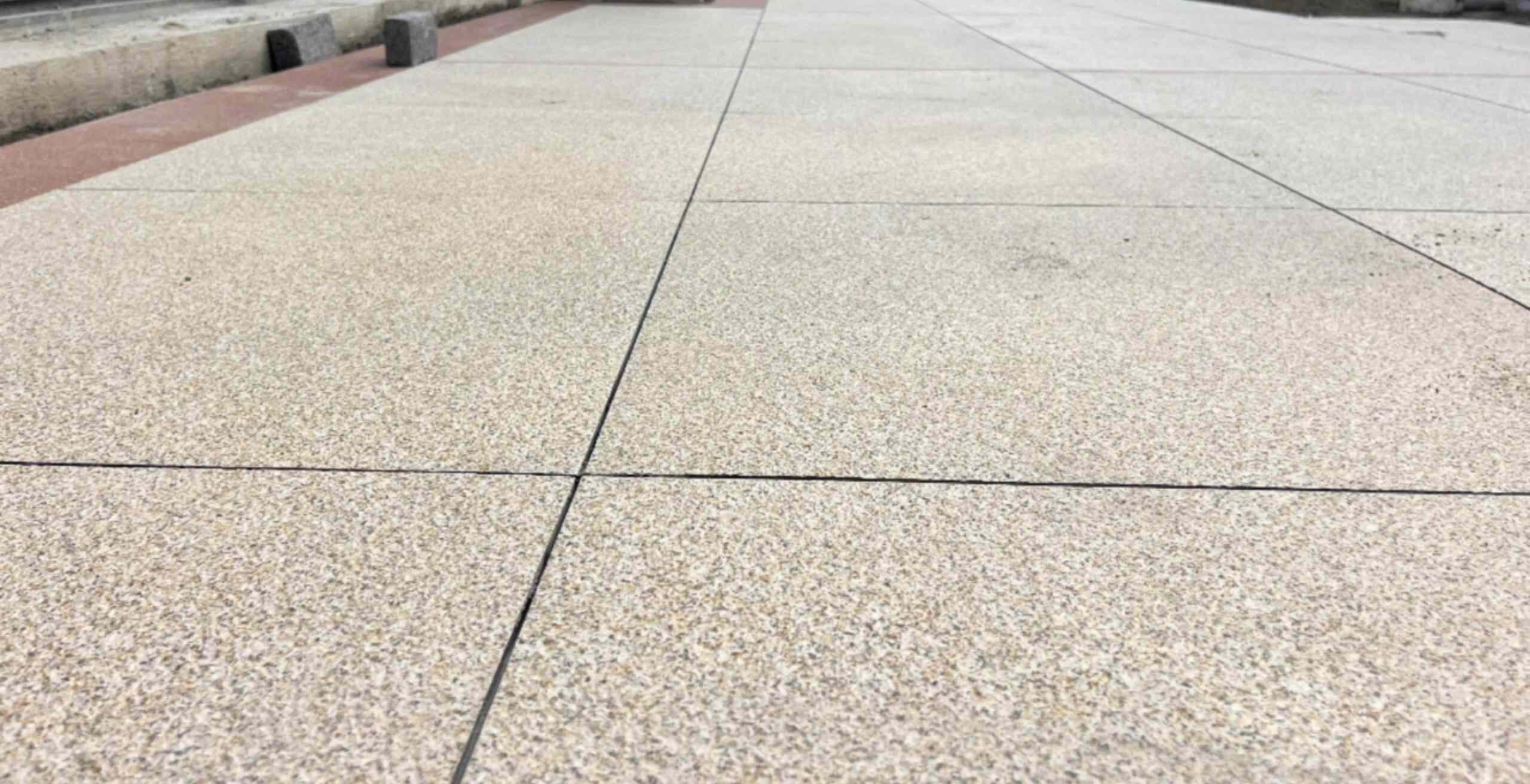 海南 黄金麻花岗岩石板材荔枝面地面铺装效果