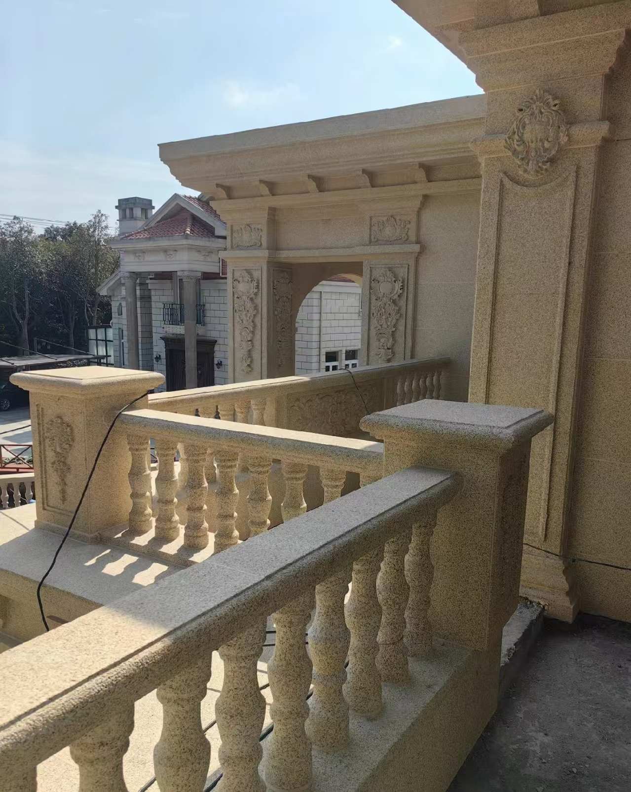 海南 黄金麻别墅外墙干挂雕花配合阳台栏杆花瓶柱