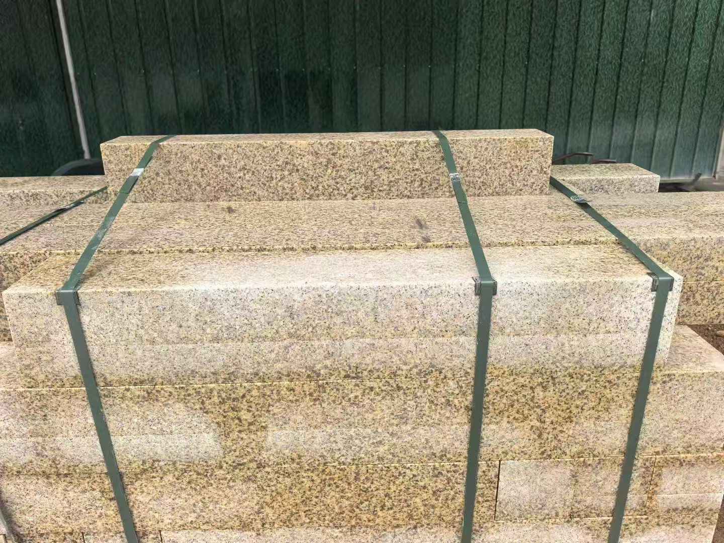 海南 黄金麻花岗岩石材机切面栏杆料半成品