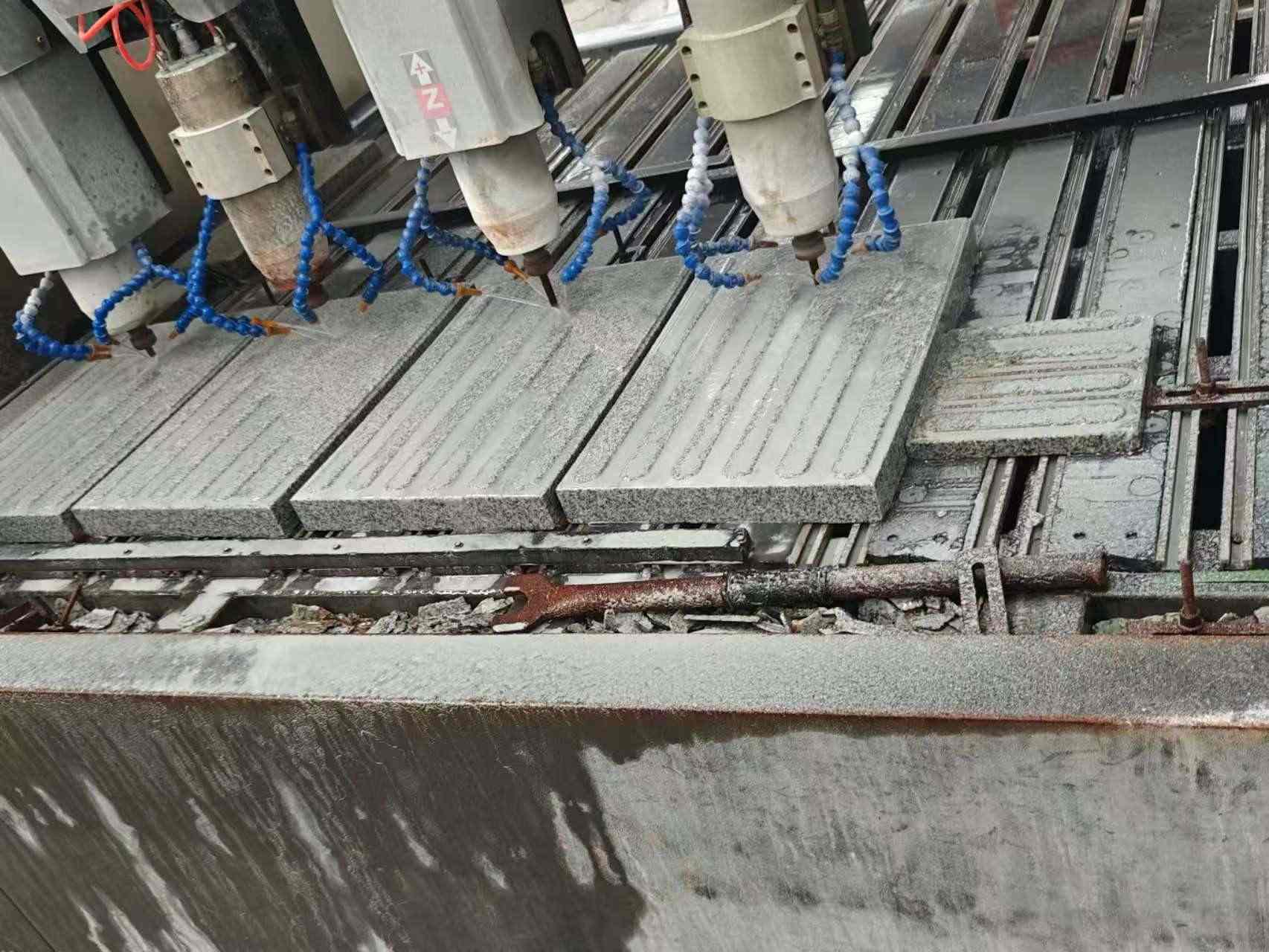 海南 芝麻白花岗岩荔枝面盲道雕刻