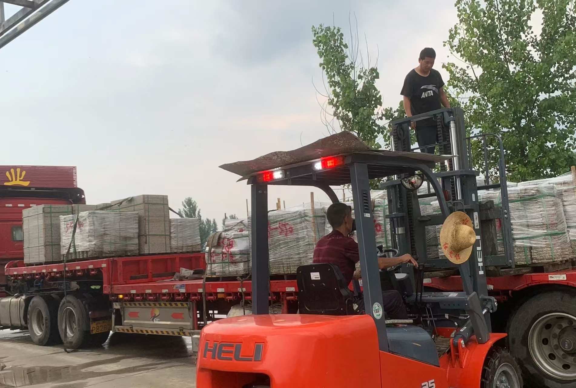 海南 黄金麻冰裂纹，地铺石装车