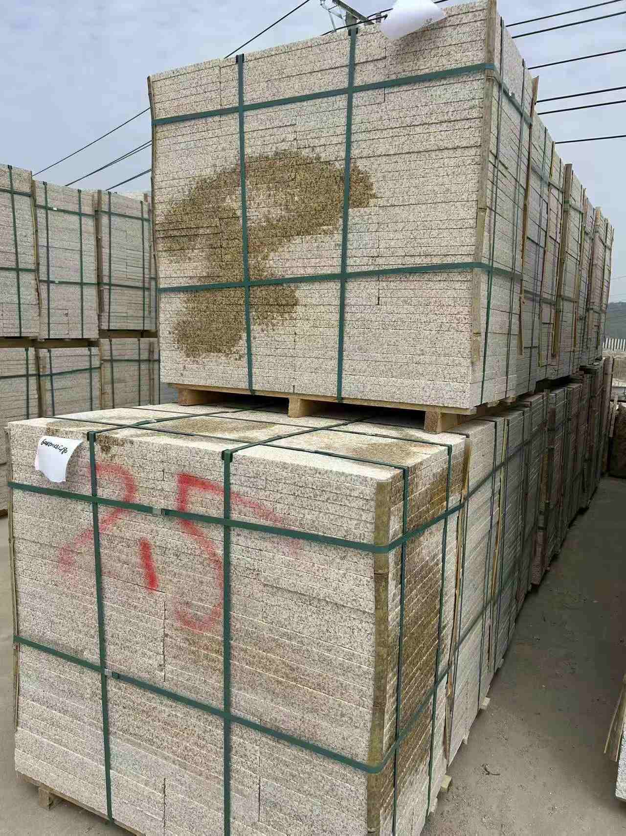 海南 黄金麻花岗岩石材荔枝面地铺石2.5*300*600