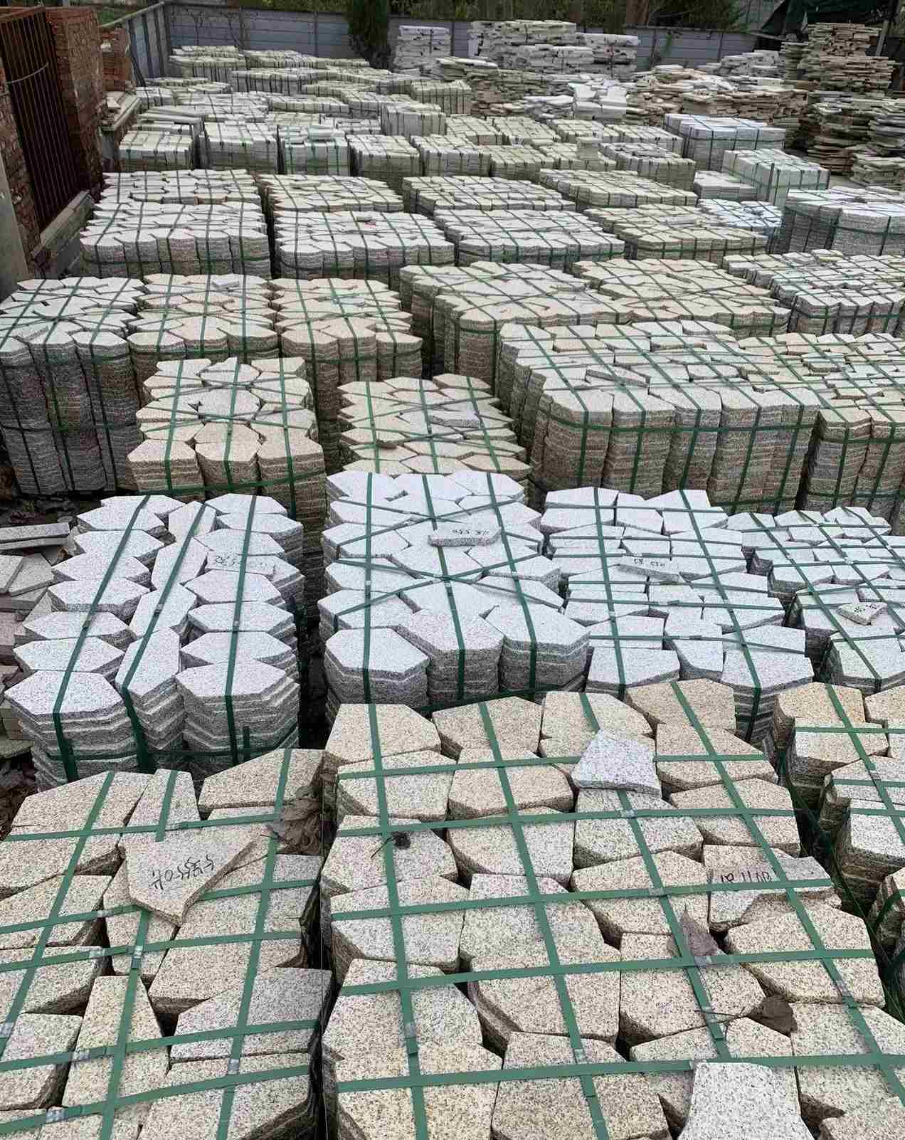 海南 黄金麻白麻花岗岩荔枝面地铺石(冰裂纹)