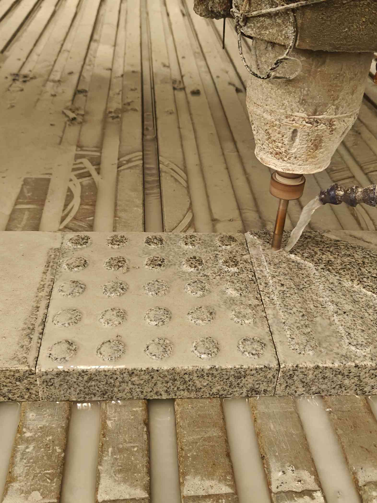 海南 芝麻白花岗岩石材盲人石、盲道石、盲点石