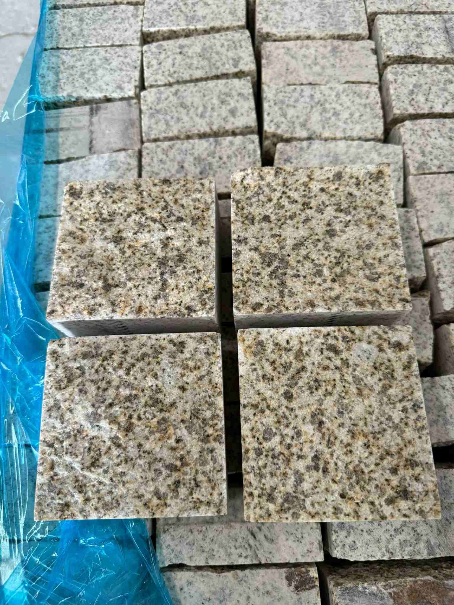 海南 黄金麻花岗岩自然面小方块，弹石，马蹄石等