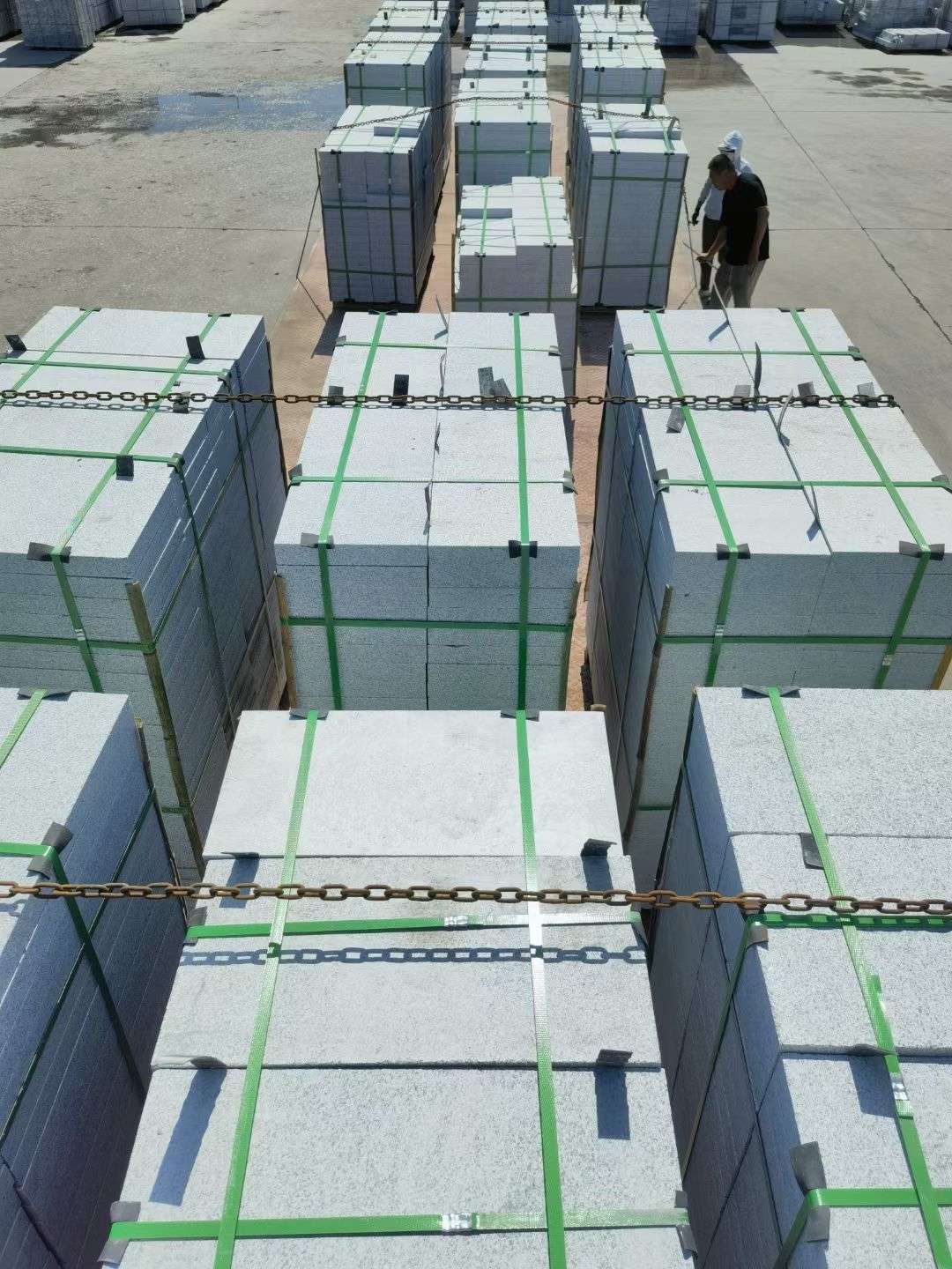 海南 芝麻白花岗岩5公分地铺石 花岗岩厂家工厂装车日常