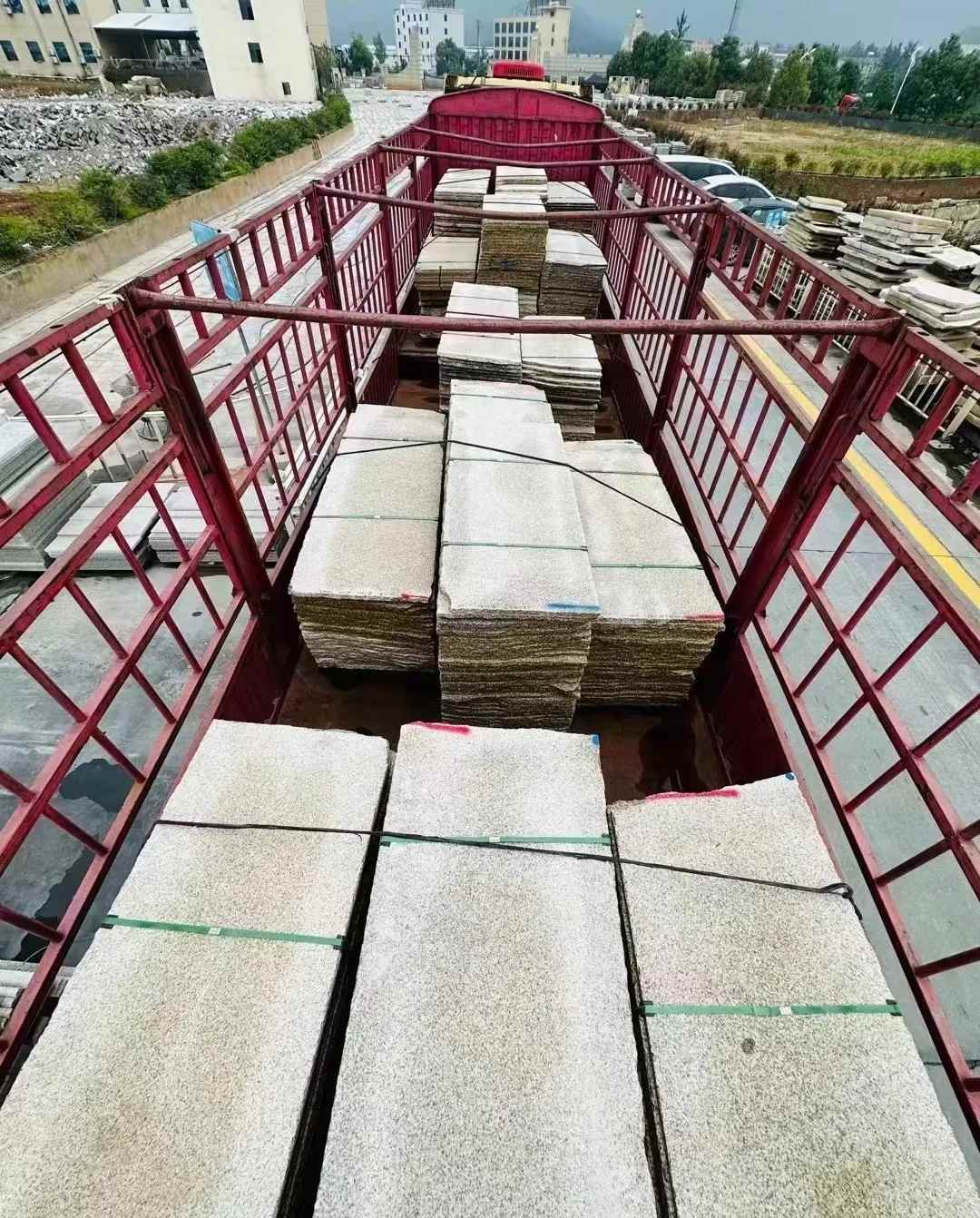 海南 黄金麻花岗岩荔枝面，光面毛板装车完成