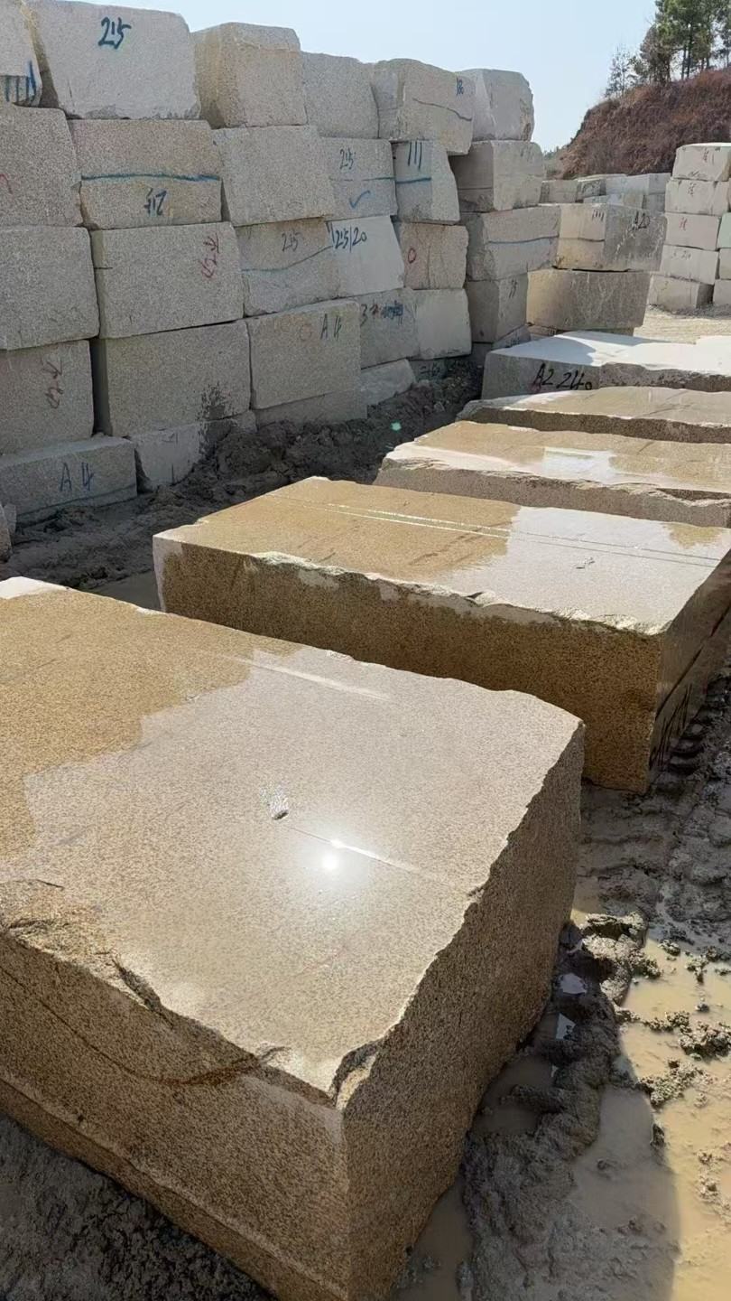 海南 黄金麻方料堆场洗料分选中，原材料充足