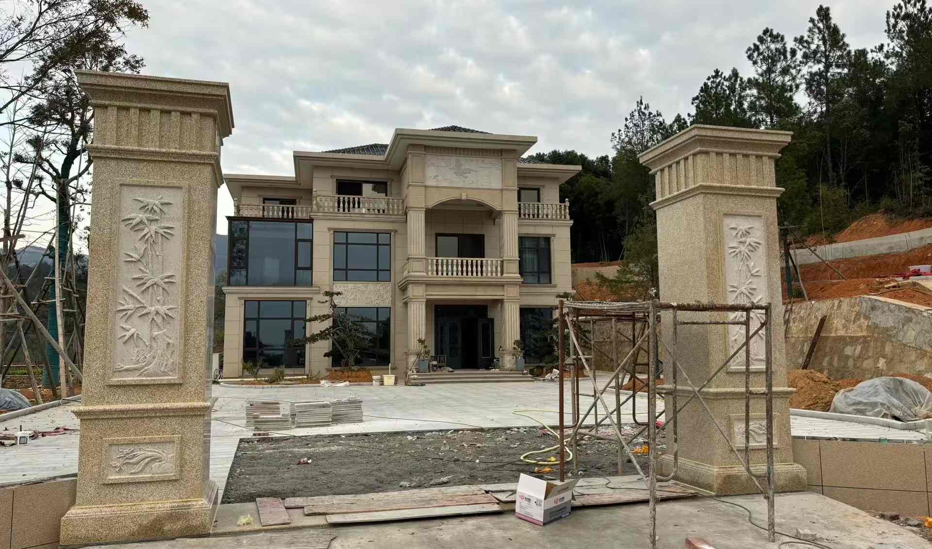 海南 黄金麻花岗岩别墅雕花外墙干挂配上门口雕花罗马柱