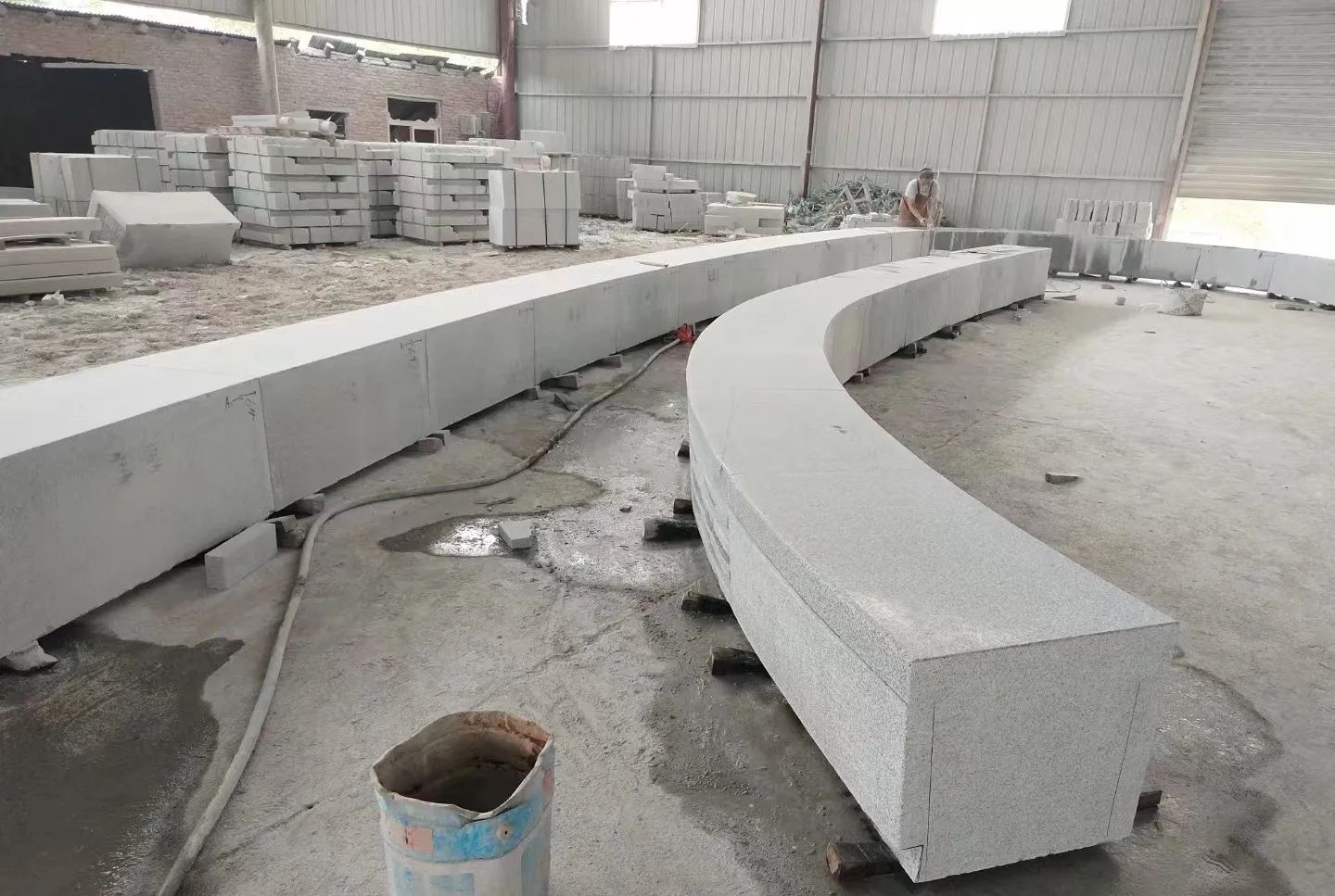 海南芝麻白花岗岩石板材 园林光面弧形坐凳