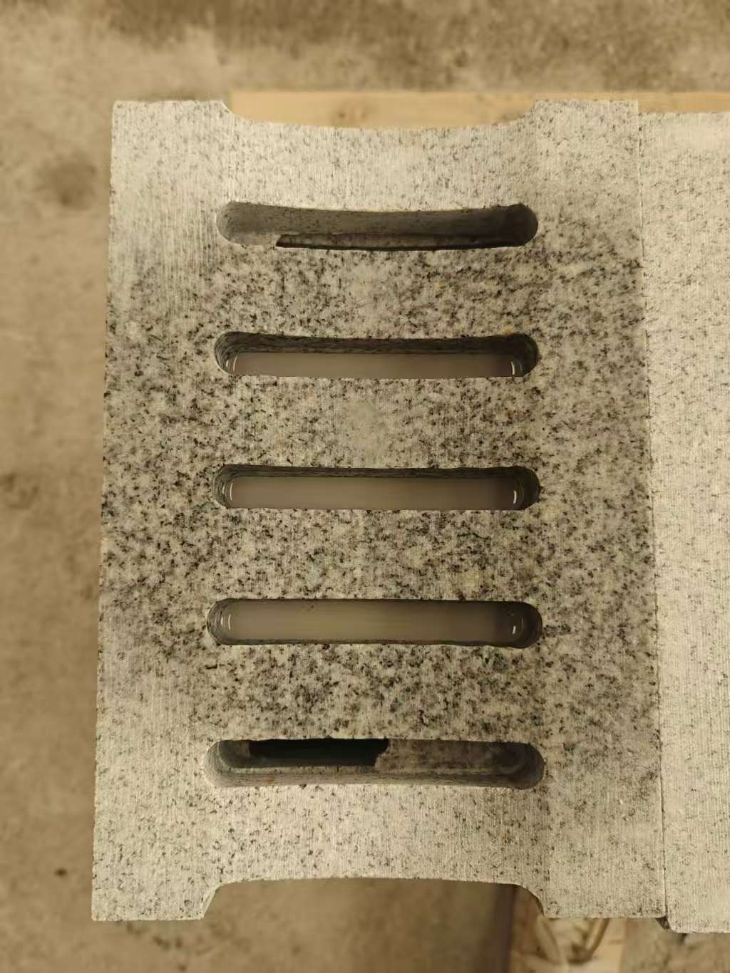 海南 芝麻白拉丝面花岗岩U型开槽排水槽